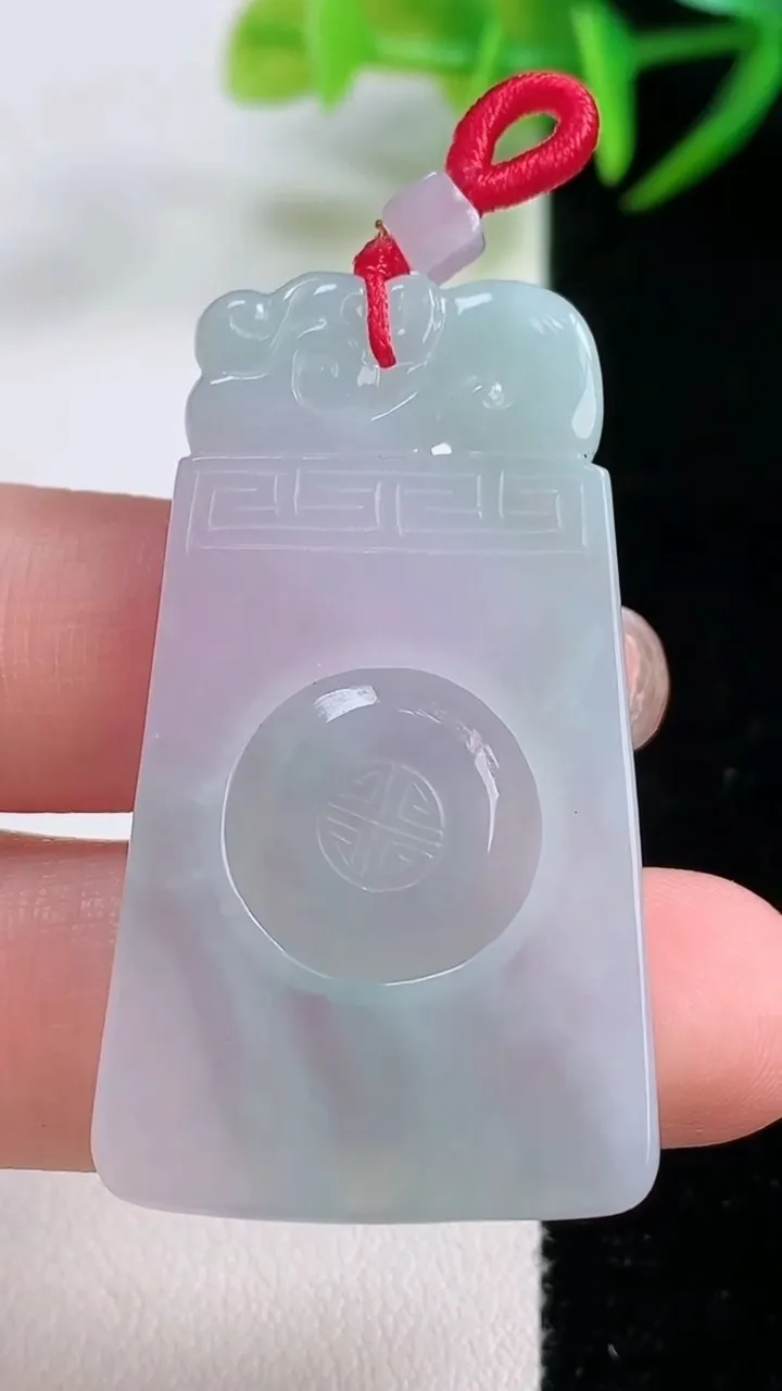 天然A货翡翠仿古无事牌吊坠，尺寸44.2-25.2-3.4，重量:10.82g
11月25日