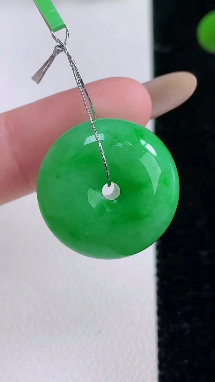 天然A货翡翠平安扣吊坠，尺寸20.3-10.5，重量:9.03g
11月25日