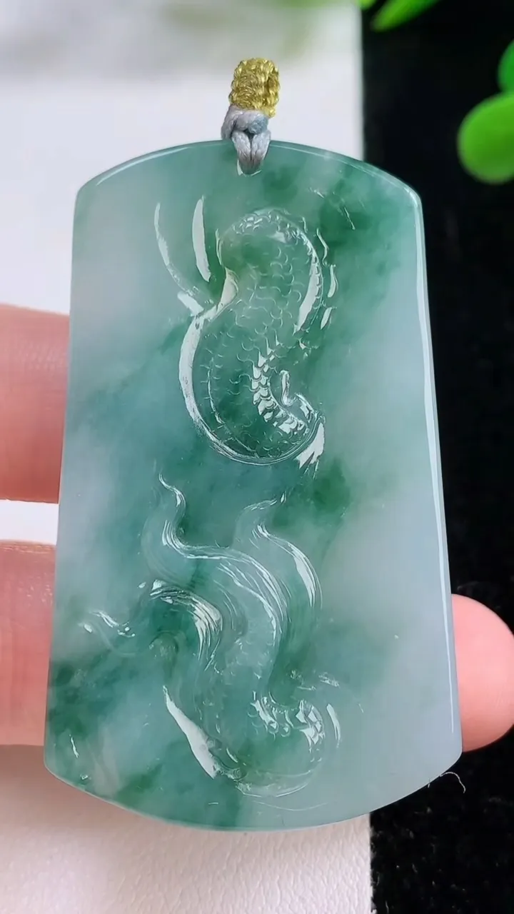 天然A货翡翠飘花祥龙阿弥陀佛吊坠，尺寸53-31.4-5.8，重量:22.82g
11月25日