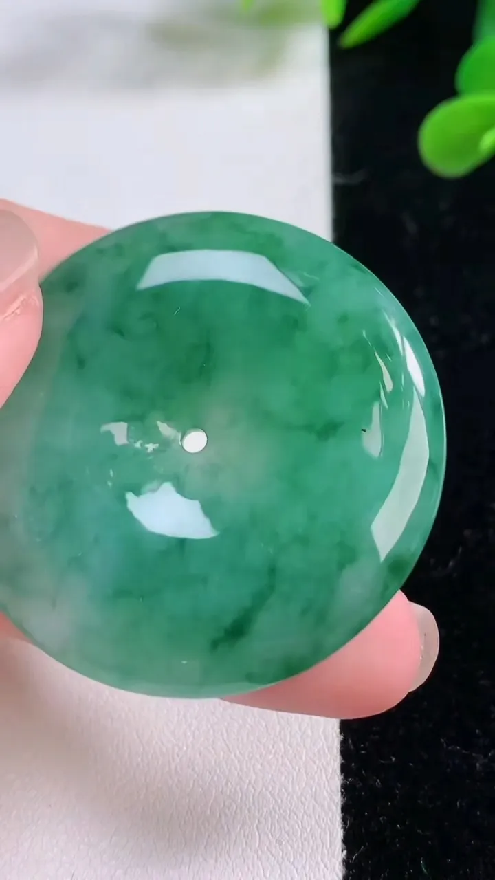 天然A货翡翠平安扣吊坠，尺寸42.7-7.3，重量:27.96g
11月25日