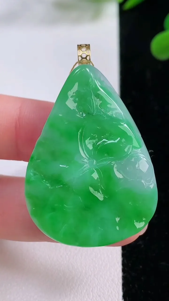 天然A货翡翠年年有余吊坠，尺寸39.3-29-8.1，重量:17.80g
11月25日