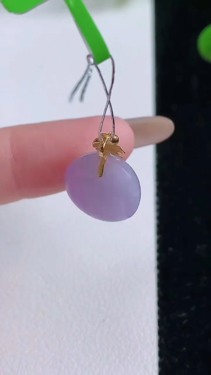 天然A货翡翠18K金紫罗兰蛋面吊坠，尺寸12.9-7.5，重量:2.36g
11月25日
