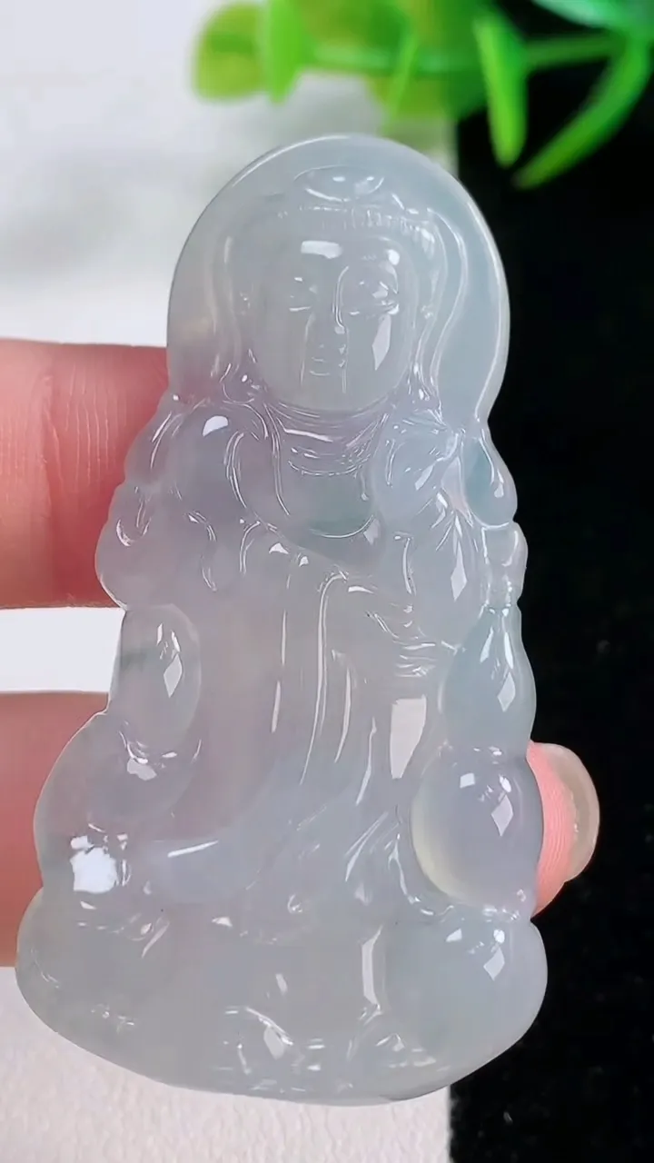 天然A货翡翠观音菩萨吊坠，尺寸53.2-26.8-5.2，重量:14.68g
11月25日