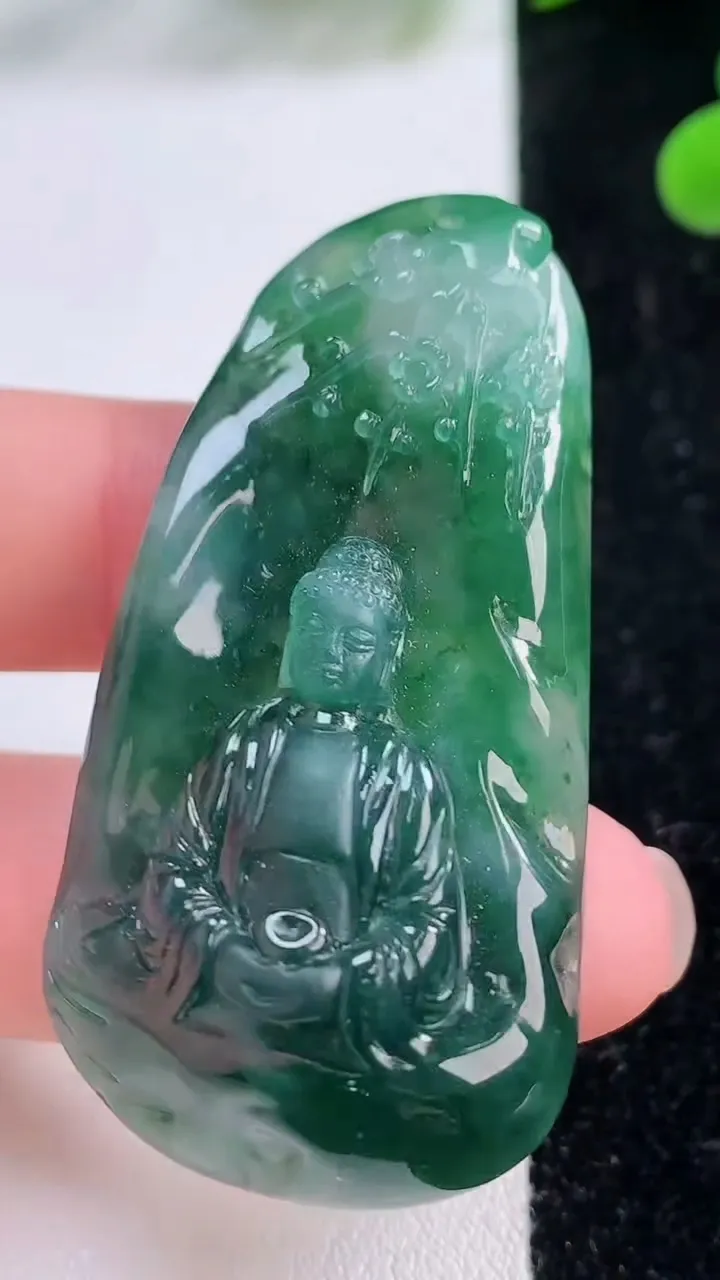 天然A货翡翠飘花大日如来吊坠，尺寸52.5-27.3-11，重量:23.83g
11月25日