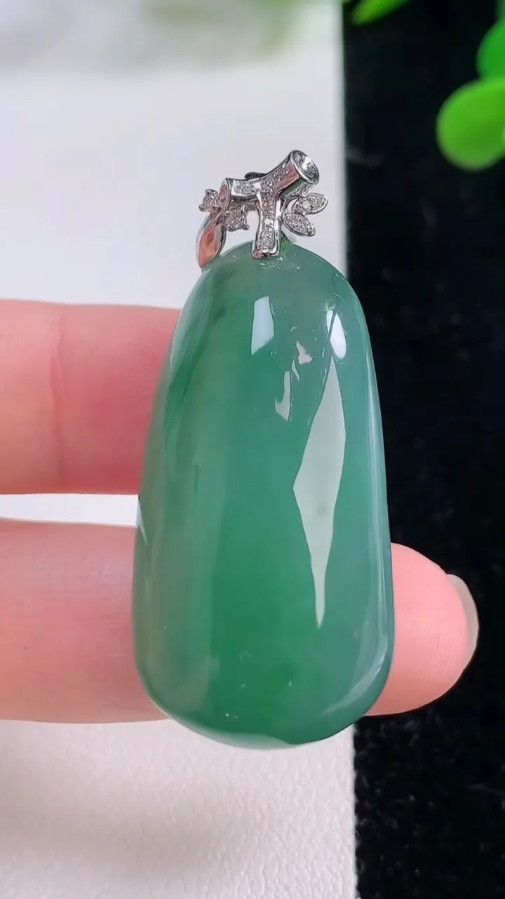 天然A货翡翠福瓜吊坠，尺寸36-18.6-13，重量:18.24g
11月25日