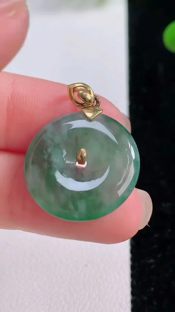 天然A货翡翠种飘花平安扣吊坠，尺寸20.8-3.6，重量:3.77g
11月25日