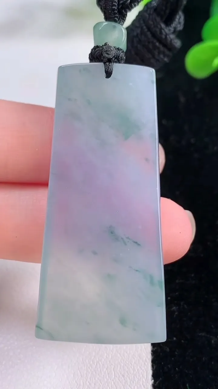 天然A货翡翠种飘花仿古无事牌吊坠，尺寸50.5-22.3-5.4，重量:22.17g
11月25日