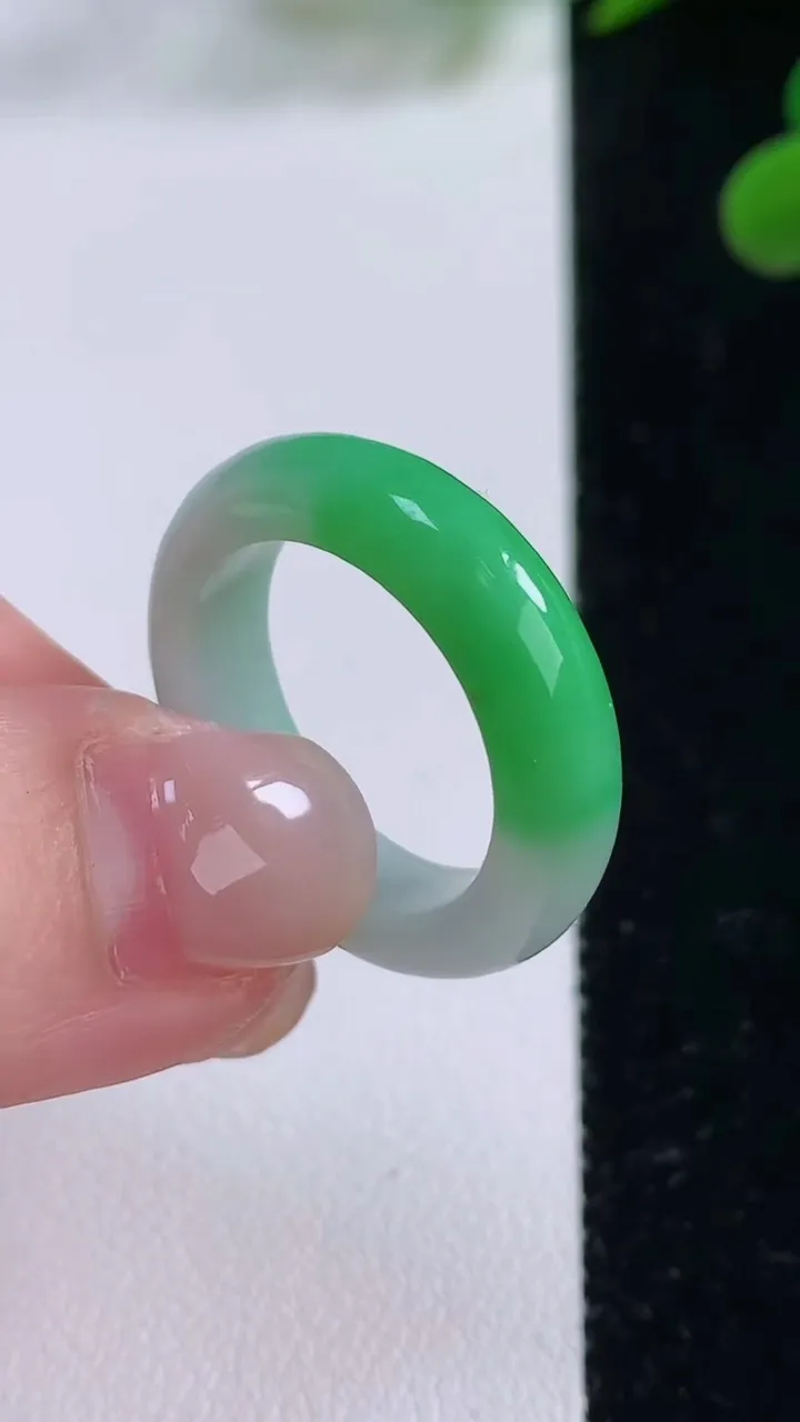 天然A货翡翠指环戒指，尺寸18.5-5.4-3.6，重量:4.82g2025年11月25日
工厂直销收藏佳品,种好水足，色泽均匀，有种有色，上手高大气！