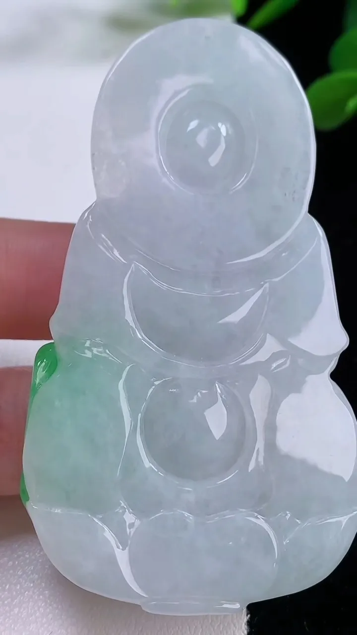 天然A货翡翠观音菩萨吊坠，尺寸71.3-40.9-9.1，重量:45.10g
11月25日