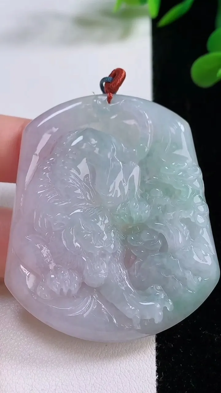 天然A货翡翠生肖虎吊坠，尺寸54.8-45.5-5.4，重量:27.06g
11月25日