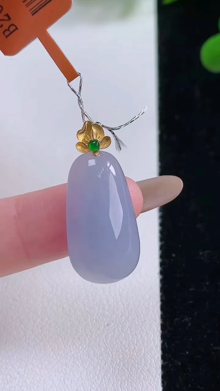 天然A货翡翠18K金紫罗兰福瓜吊坠，尺寸22.3-12-6.7，重量:3.46g
11月25日