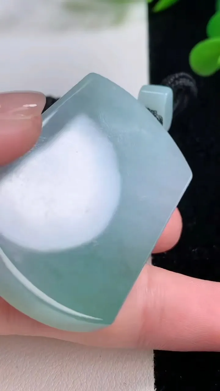 天然A货翡翠仿古无事牌吊坠，尺寸49-33.2-8.1，重量:44.12g
11月25日