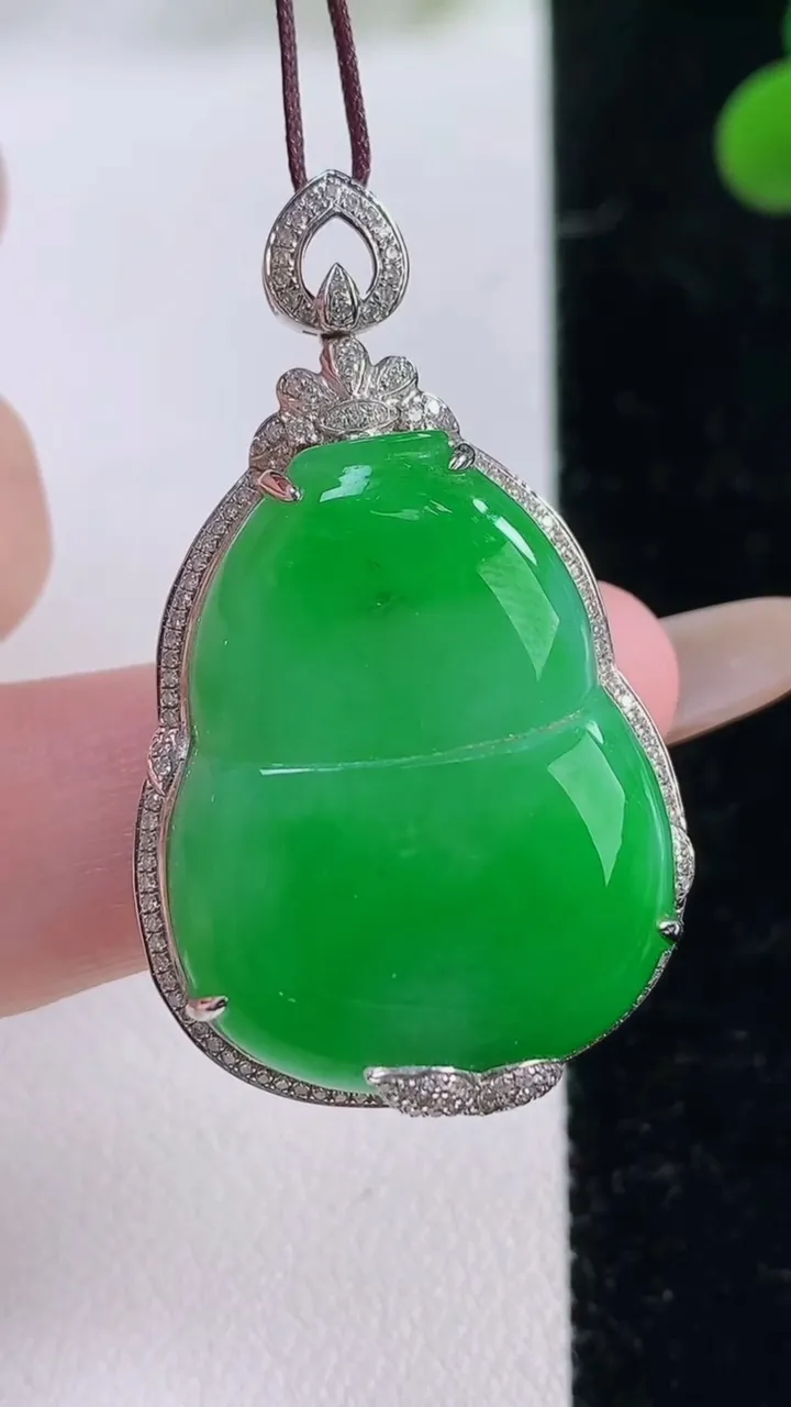 天然A货翡翠葫芦吊坠，尺寸39.3-23.7-10，裸石27.5-21重量:11.34g
11月25日