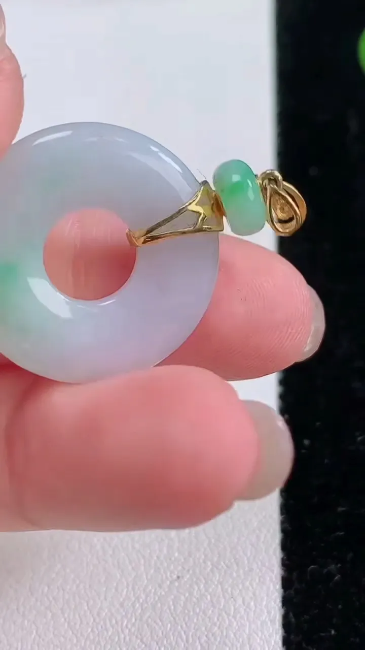 天然A货翡翠平安环吊坠，尺寸22.4-3.5，重量:4.17g
11月25日