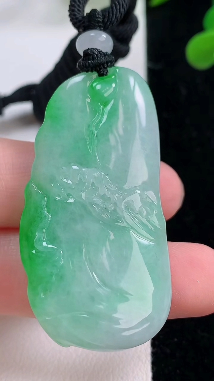 天然A货翡翠凤凰吊坠，尺寸46-24.3-7.6，重量:20.15g
11月25日