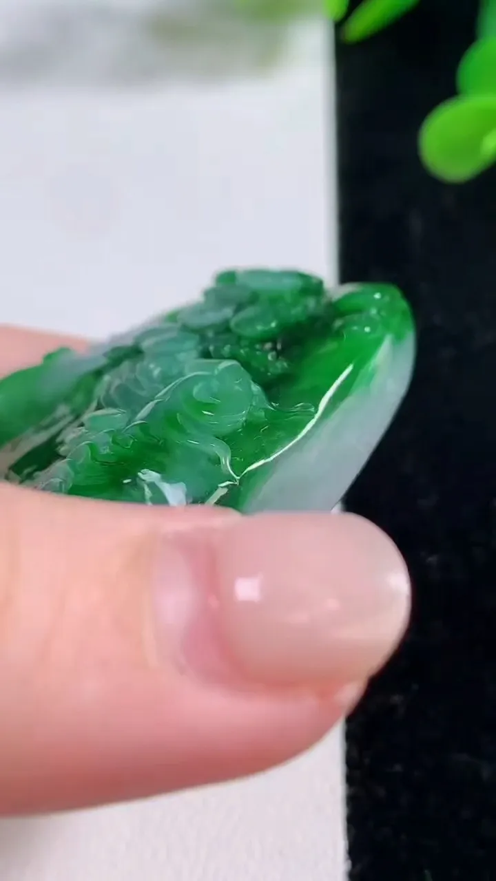 天然A货翡翠山水牌吊坠，尺寸52.5-40-16.8，重量:63.66g
11月25日