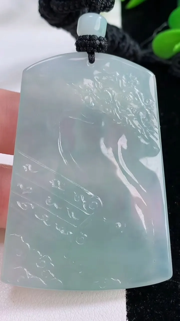 天然A货翡翠大日如来吊坠，尺寸57.4-40.8-5.4，重量:34.88g
11月25日