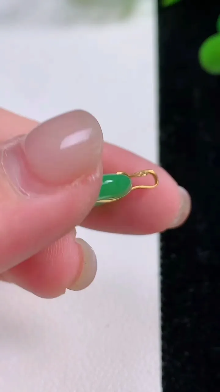 天然A货翡翠平安扣吊坠，尺寸16.6-3.6，重量:2.23g
11月25日