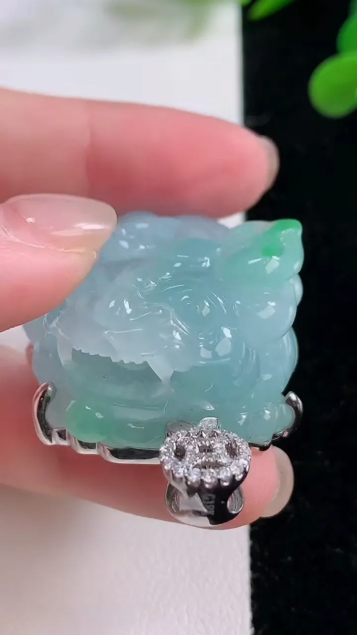 天然A货翡翠貔貅吊坠，尺寸39.5-30.4-20.6，重量:51.80g
11月25日