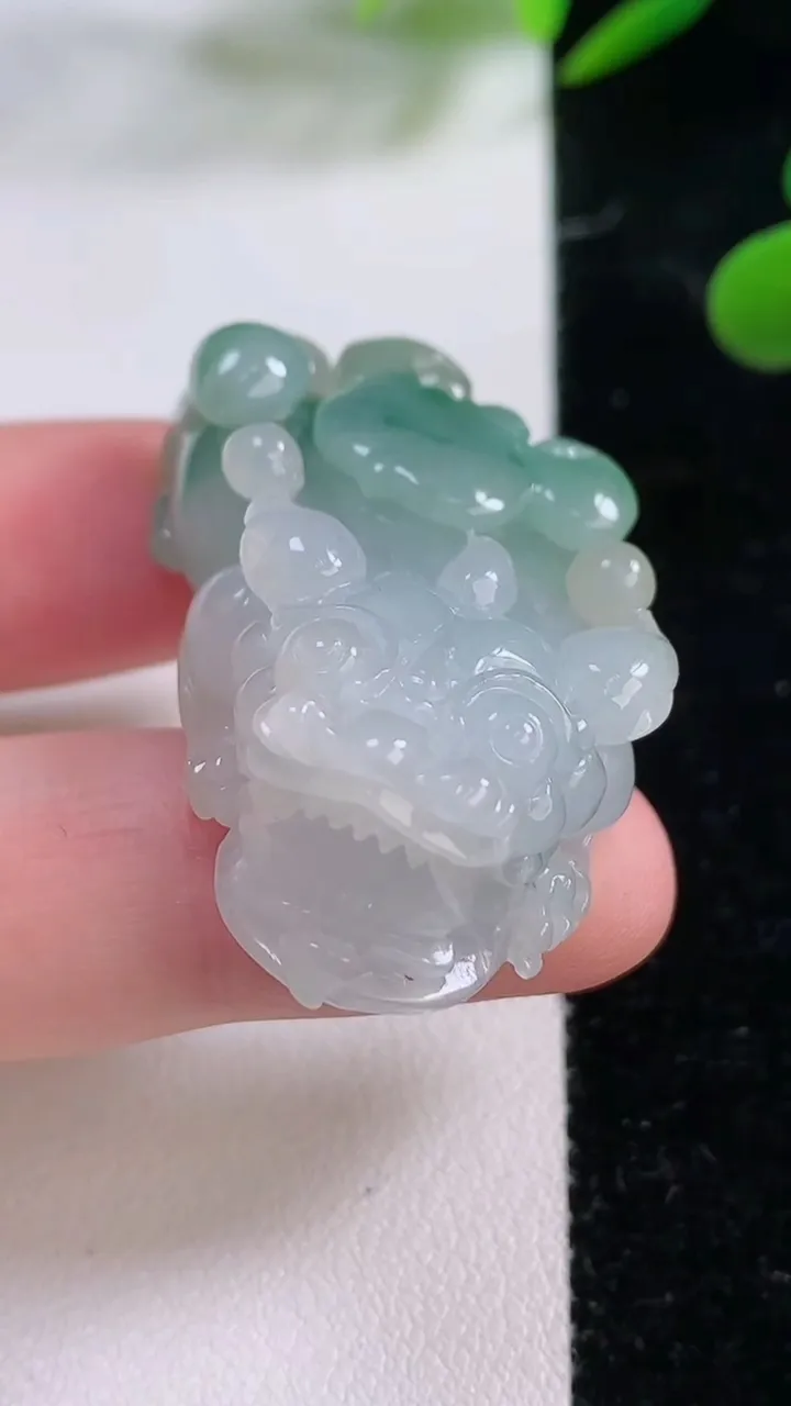 天然A货翡翠飘花貔貅吊坠，尺寸43.5-23-14.5重:25.40g
11月25日