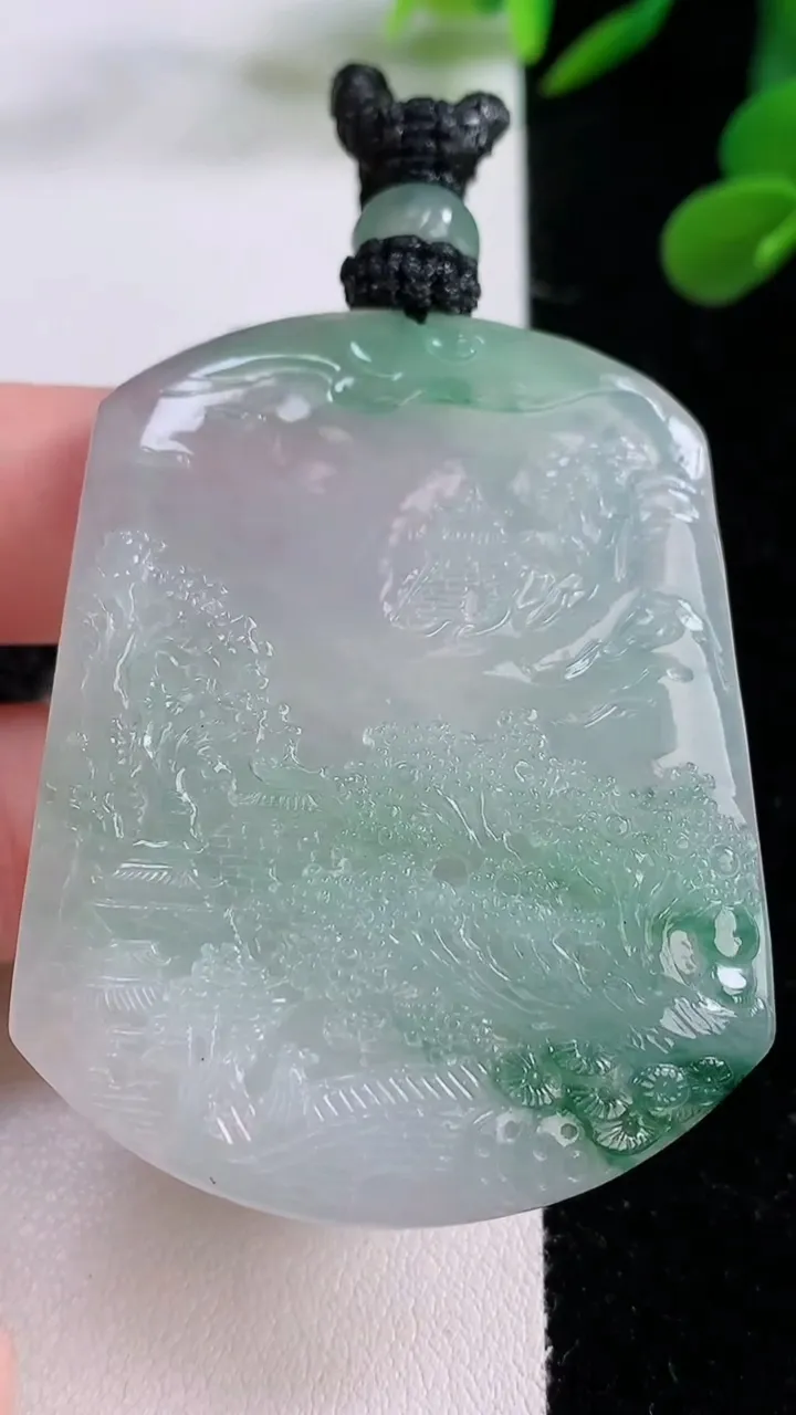 天然A货翡翠山水牌吊坠，尺寸53-41-5.6，重量:33.57g
11月25日