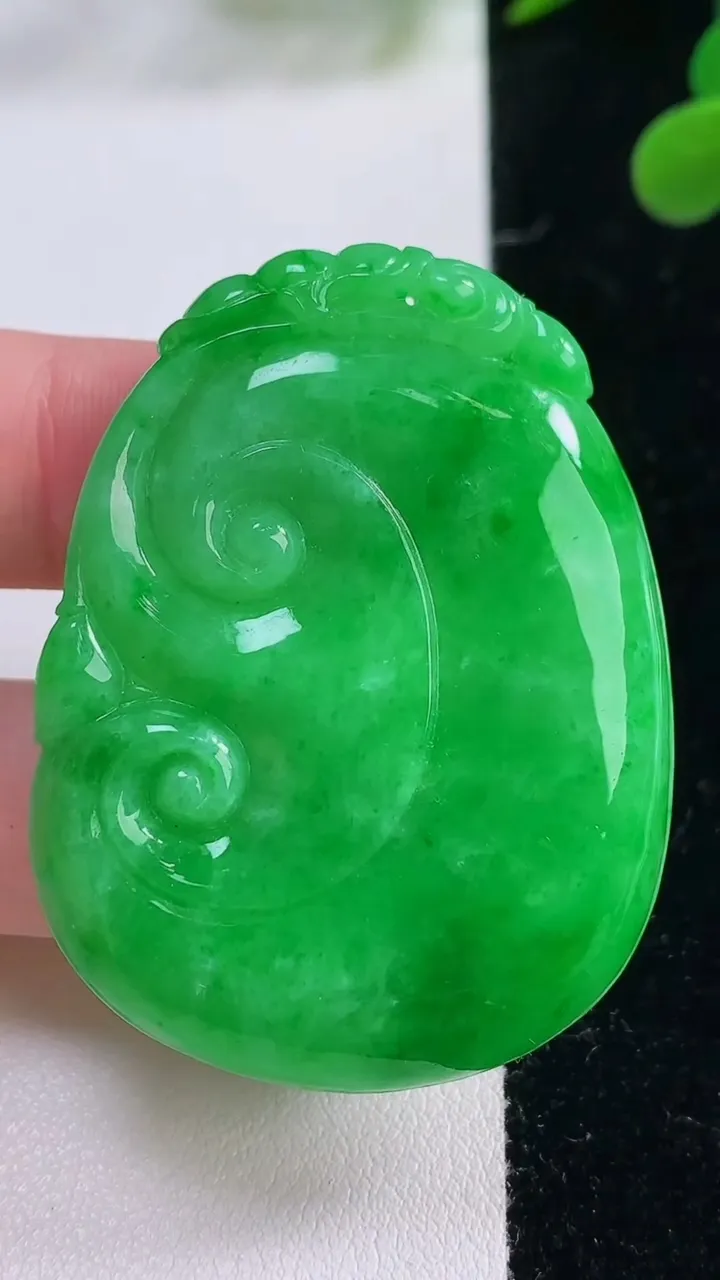 天然A货翡翠如意吊坠，尺寸48.8-37-5.3，重量:19.83g
11月25日