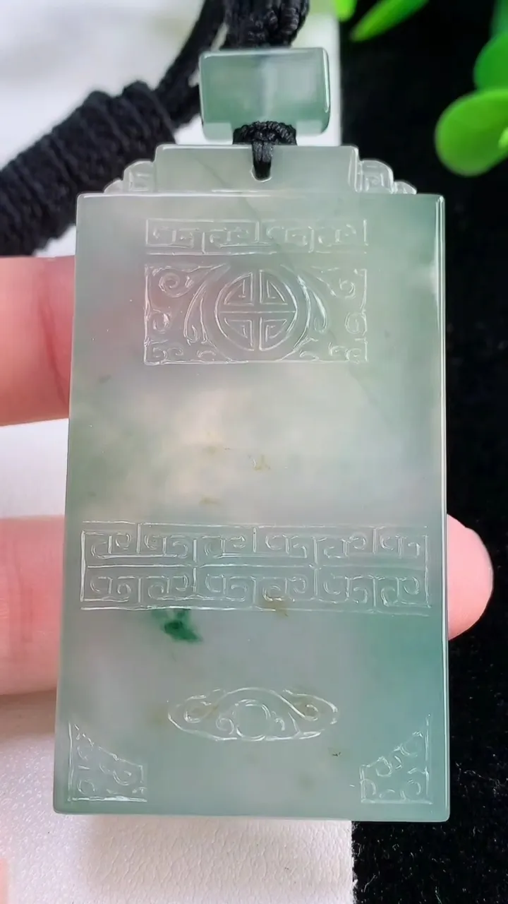 天然A货翡翠种飘花仿古无事牌吊坠，尺寸58.4-32.5-5.5，重量:39.40g
11月25日