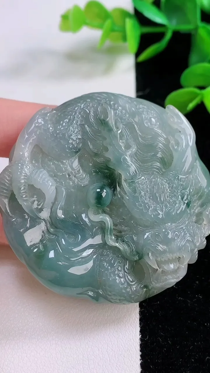 天然A货翡翠种飘花龙牌吊坠，尺寸55.8-11，重:66.23g
11月25日