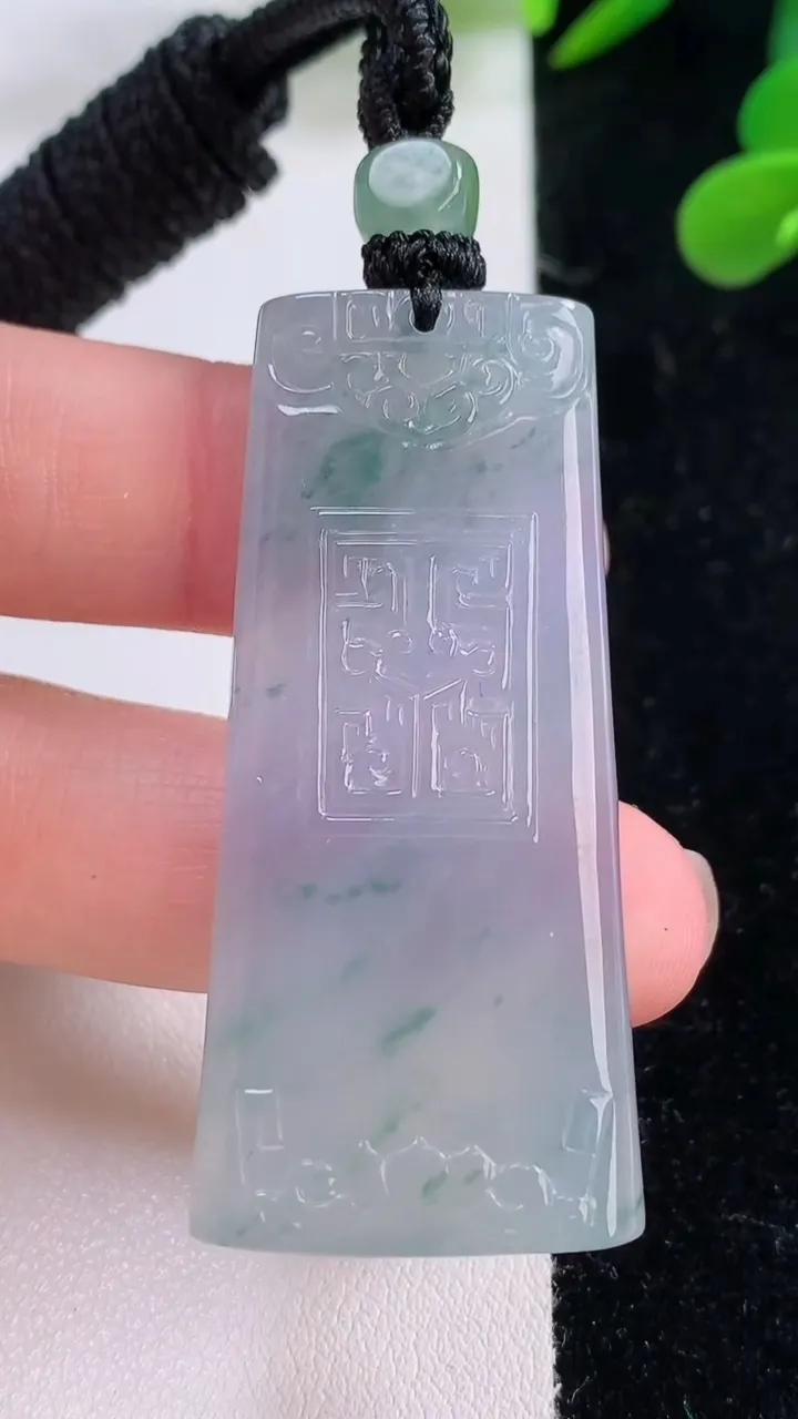 天然A货翡翠种飘花仿古无事牌吊坠，尺寸50.5-22.3-5.4，重量:22.17g
11月25日