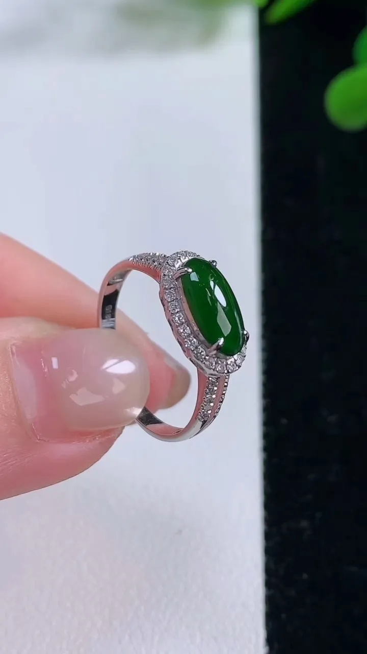 天然A货翡翠蛋面戒指，尺寸17.6-9.4-4.6-4.9，重量:1.65g2025年11月25日
