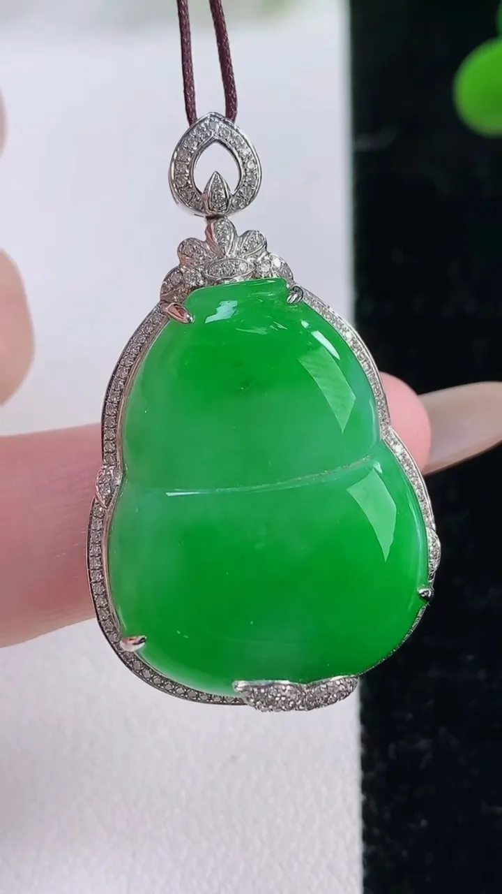 天然A货翡翠葫芦吊坠，尺寸39.3-23.7-10，裸石27.5-21重量:11.34g
11月25