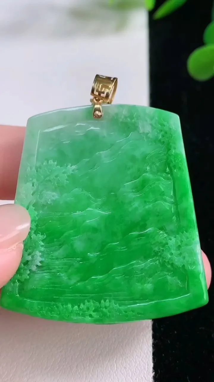 天然A货翡翠山水牌吊坠，尺寸42.8-38.8-4.6，重量:19.25g
11月25日