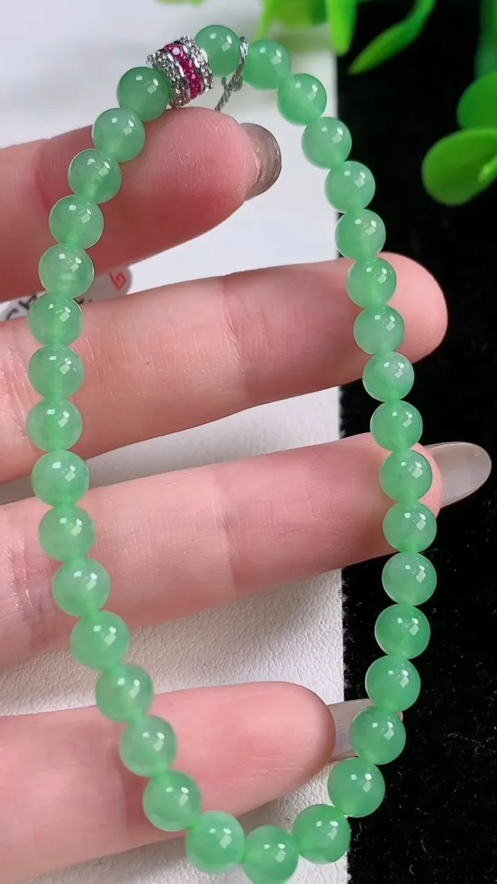 天然A货翡翠圆珠手串，尺寸5.2-35颗，重量:9.37g11月25日
工厂直销收藏佳品,种好水足，