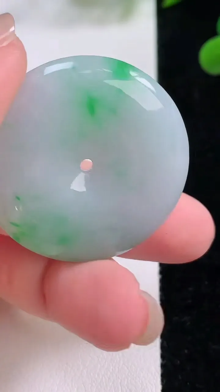 天然A货翡翠平安扣吊坠，尺寸34.6-6，重量:15.47g
11月25日