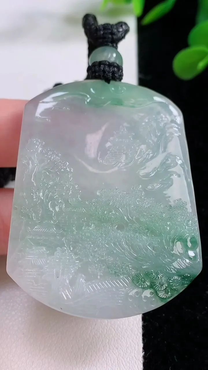 天然A货翡翠山水牌吊坠，尺寸53-41-5.6，重量:33.57g
11月25日