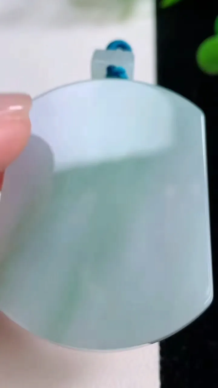 天然A货翡翠无事牌吊坠，尺寸49.7-37.5-5.5，重量:31.11g
11月25日