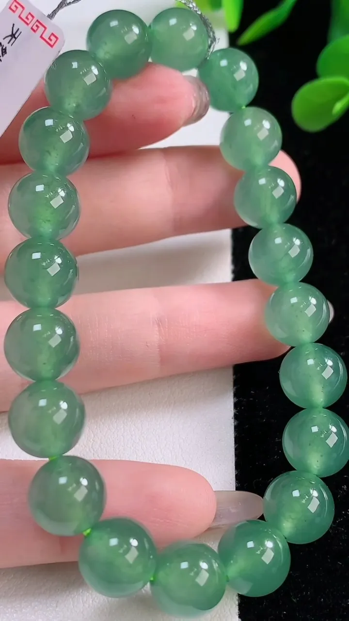 天然A货翡翠圆珠手串，尺寸10-20颗，重量:33.72g11月25日
工厂直销收藏佳品,种好水足，色泽均匀，有种有色，上手高大气！