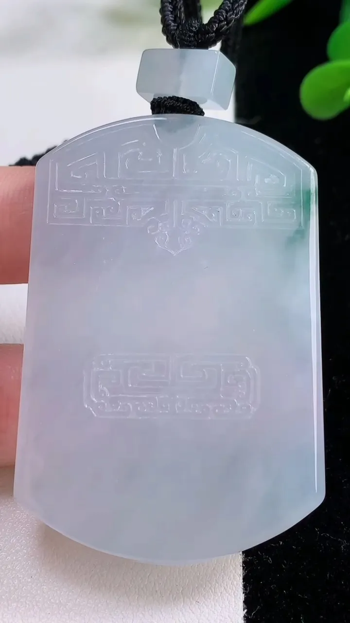 天然A货翡翠种飘花仿古无事牌吊坠，尺寸56.4-38.8-5.8，重量:41.97g
11月25日