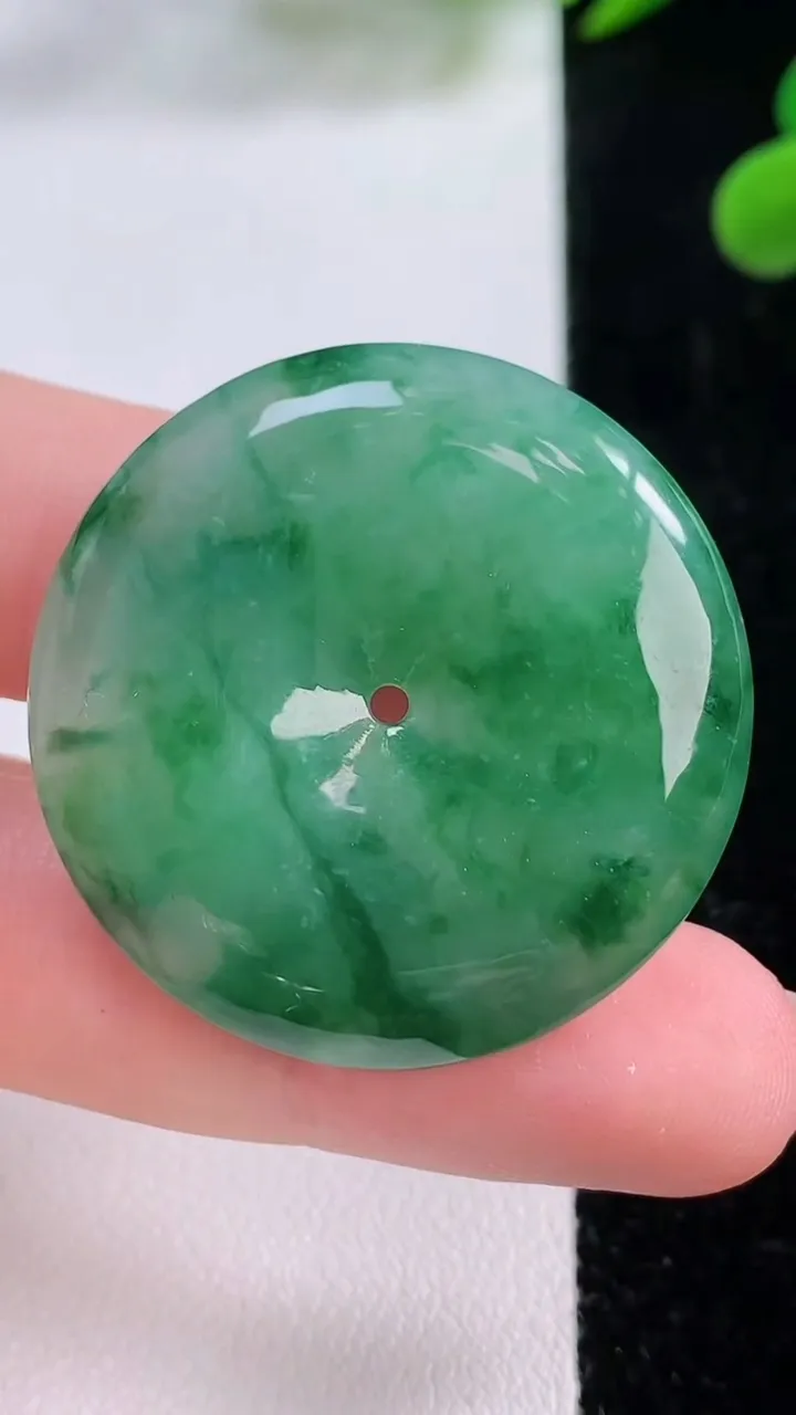 天然A货翡翠平安扣吊坠，尺寸33.7-6.5，重量:15.78g
11月25日