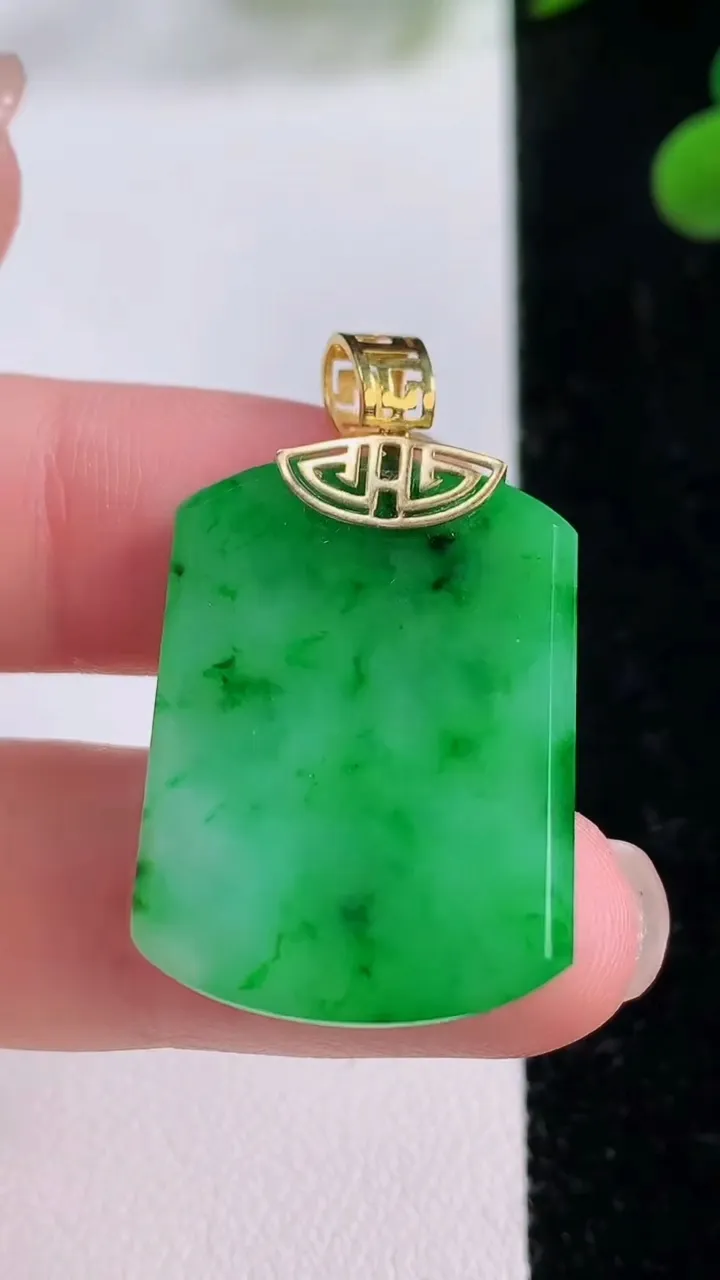 天然A货翡翠无事牌吊坠，尺寸28-20-2.7，重量:5.09g
11月25日