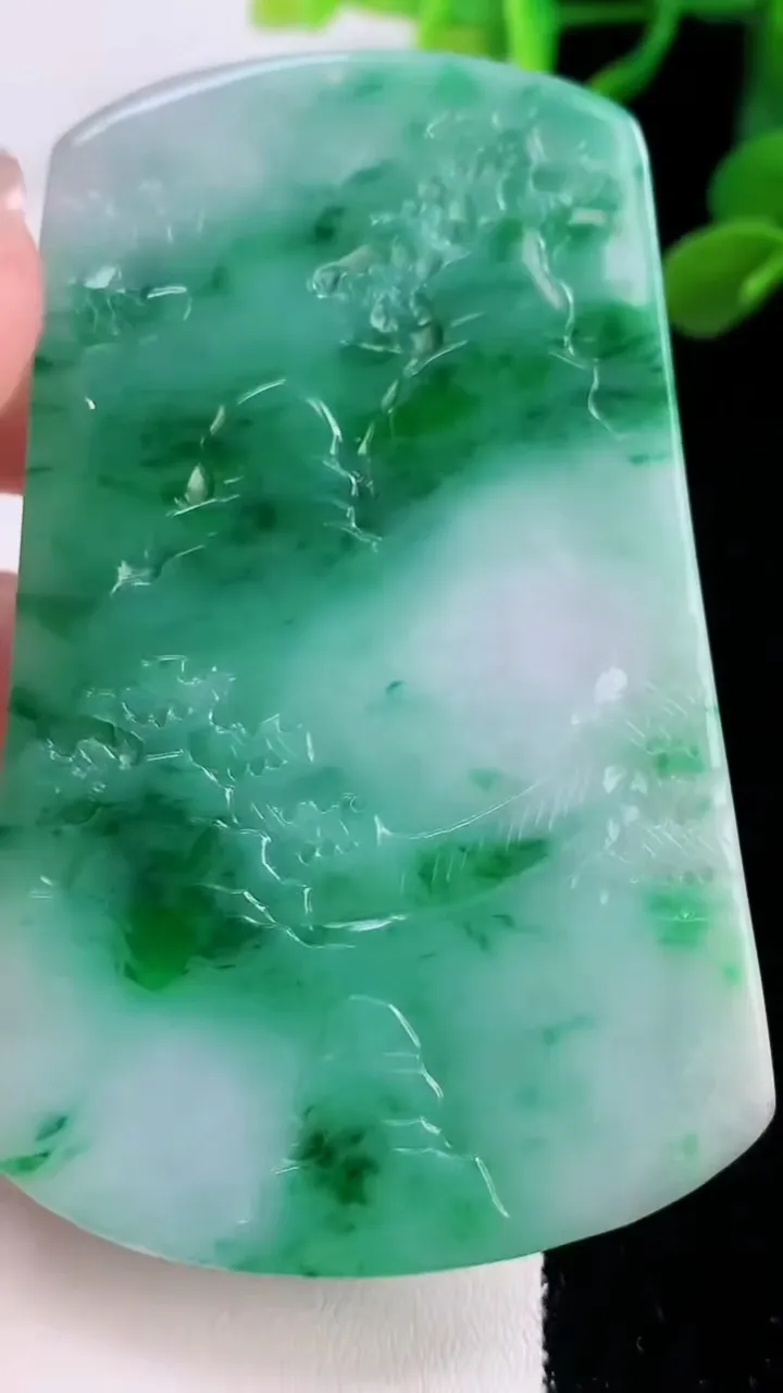 天然A货翡翠山水牌吊坠，尺寸74.2-47.7-6.8，重量:49.67g
11月25日