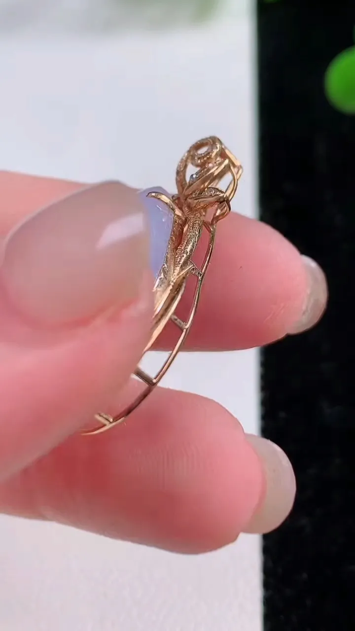 天然A货翡翠18K金紫罗兰水滴吊坠，尺寸30.4-18.3-10.6，裸石21.7-15.9重量:6.08g
11月25日