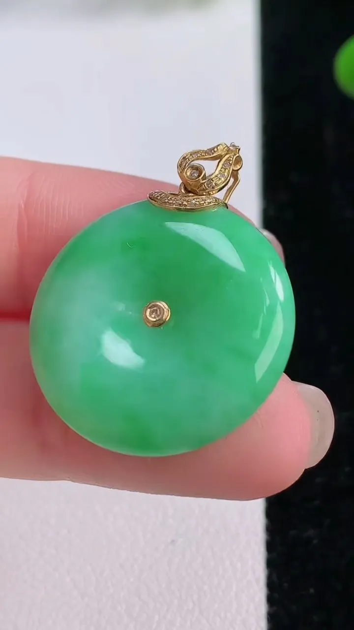 天然A货翡翠平安扣吊坠，尺寸23.6-5.3，重量:6.81g
11月25日