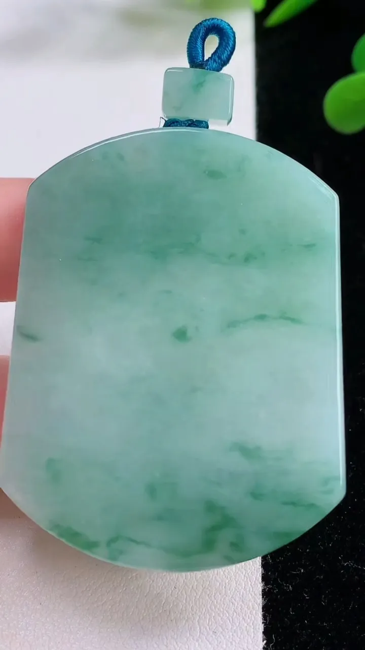 天然A货翡翠无事牌吊坠，尺寸52-39.7-5.7，重量:35.77g
11月25日