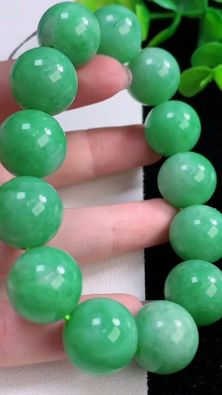 天然A货翡翠圆珠手串，尺寸16.4-13颗，重量:96.69g11月25日
工厂直销收藏佳品,种好水足，色泽均匀，有种有色，上手高大气！