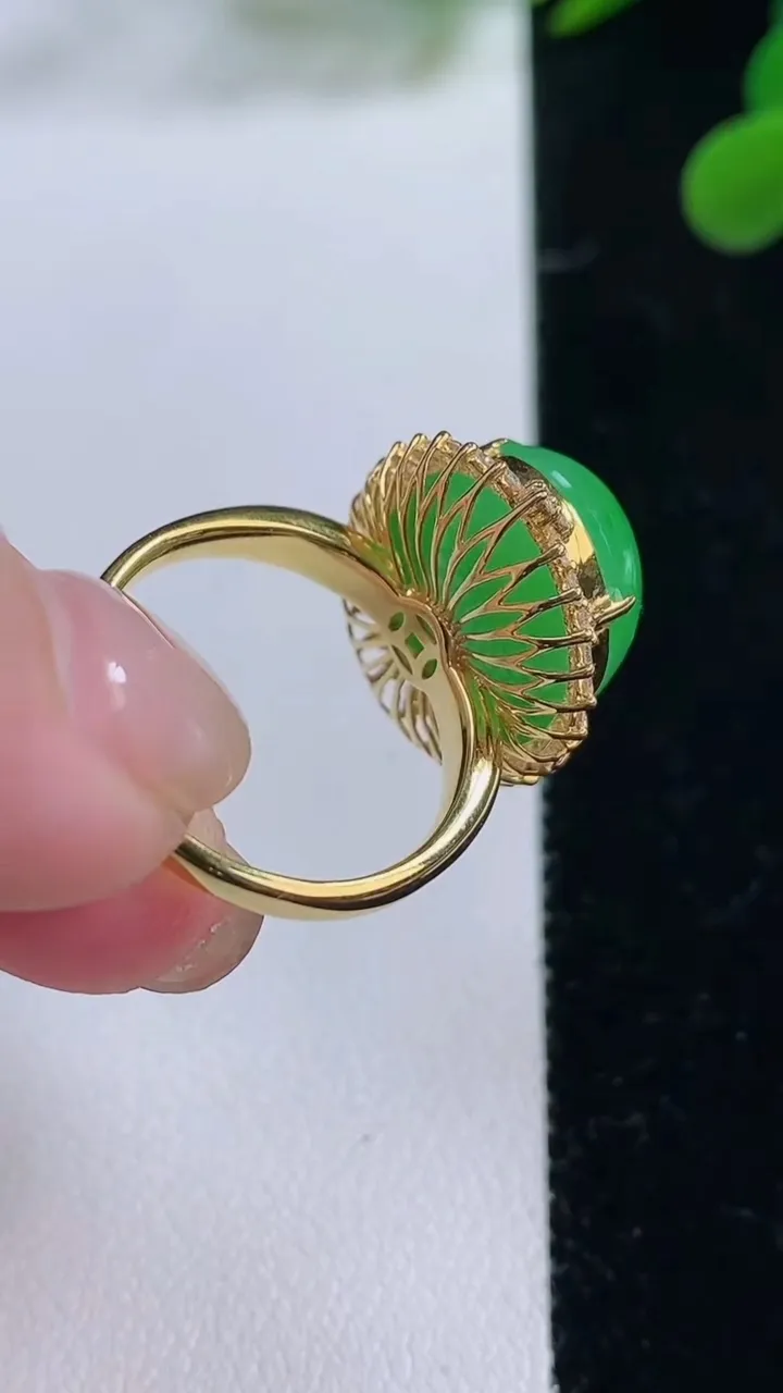 天然A货翡翠蛋面戒指，尺寸19.6-18.2-13.5-11，重量:6.87g2025年11月25日
工厂直销收藏佳品,种好水足，色泽均匀，有种有色，上手高大气！