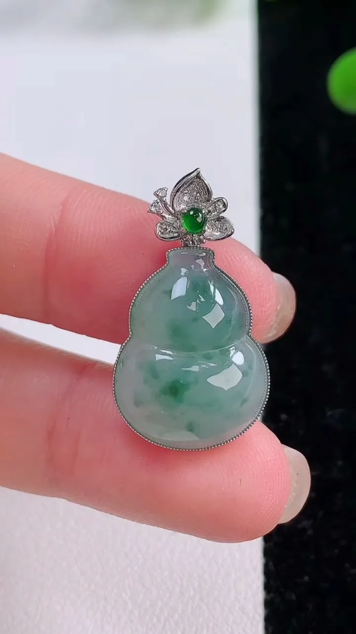 天然A货翡翠种飘花葫芦吊坠，尺寸20-15.2-4.9，重量:3.17g
11月25日