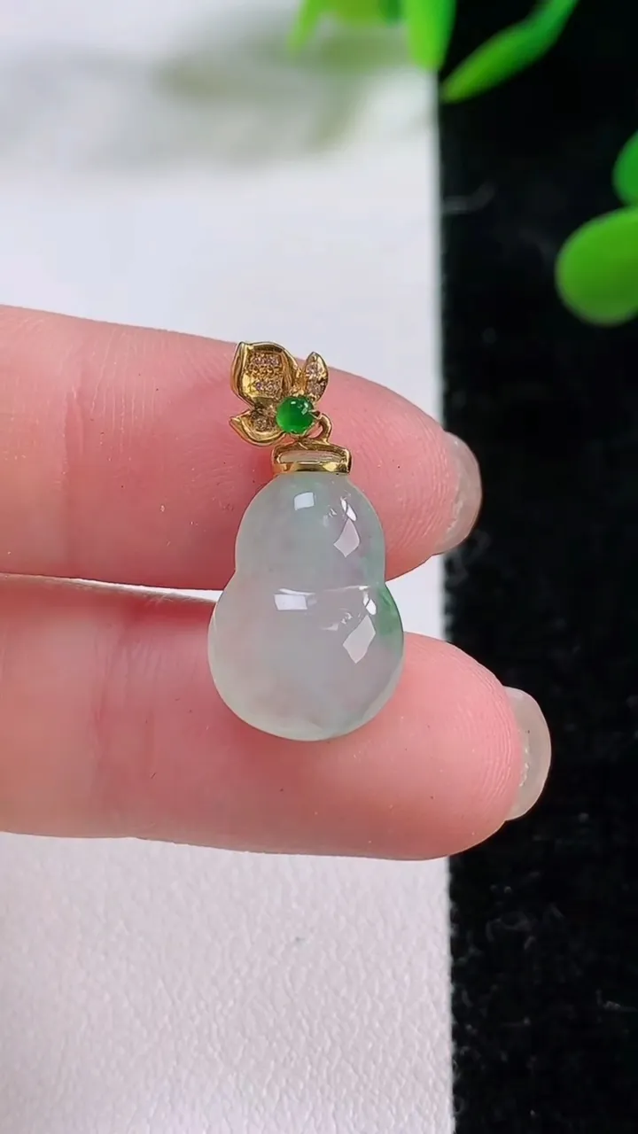 天然A货翡翠葫芦吊坠，尺寸16.3-11-4.6，重:1.88g
11月25日