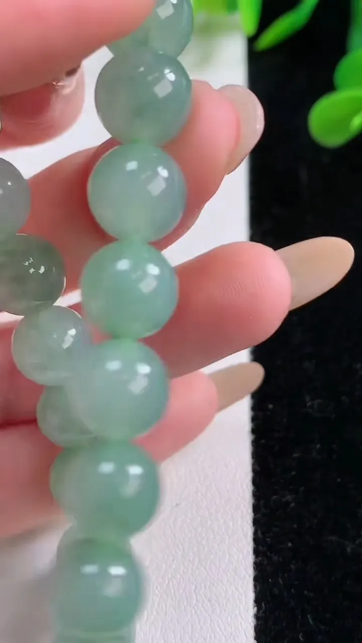 天然A货翡翠圆珠手串，尺寸9.1-20颗，重量:31.50g11月25日
工厂直销收藏佳品,种好水足，色泽均匀，有种有色，上手高大气！