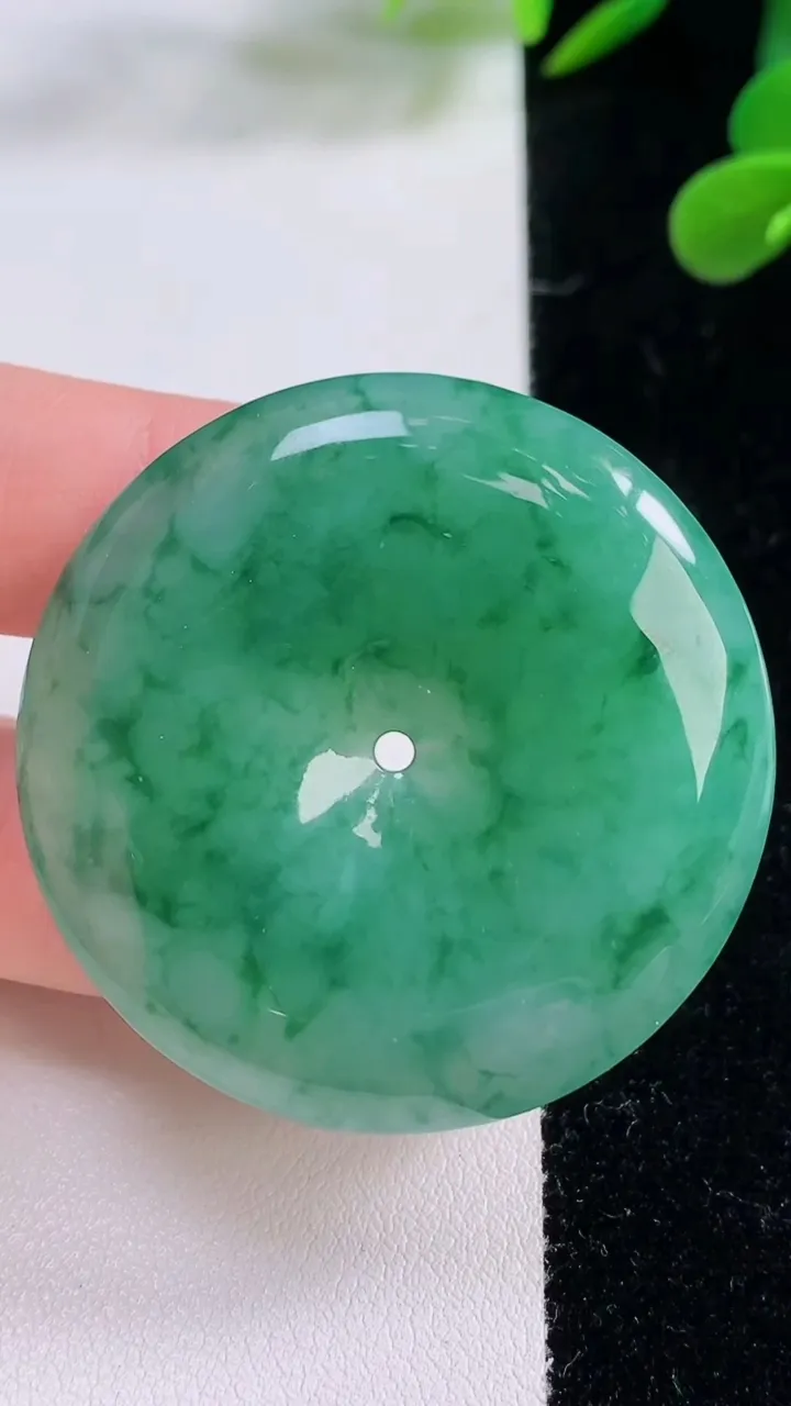 天然A货翡翠平安扣吊坠，尺寸42.7-7.3，重量:27.96g
11月25日